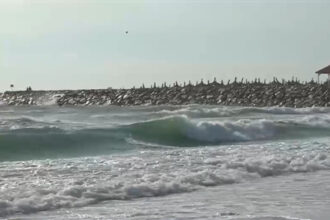 video cod galben de vant si valuri mari pe litoral turistii nu au voie sa intre in apa 68945dfab3ca8