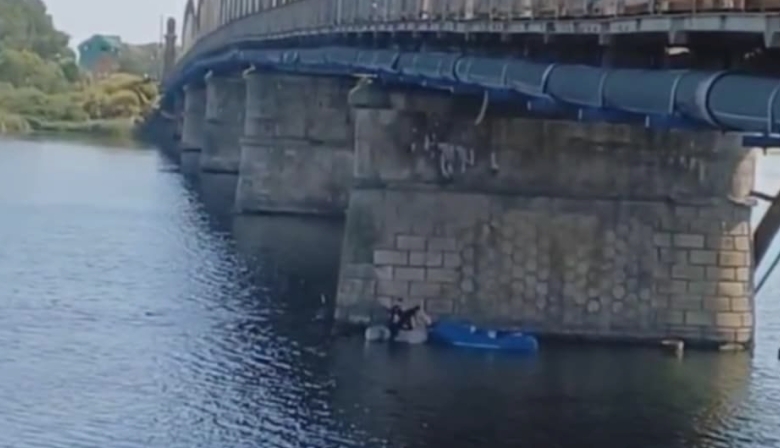 video interventie isu un barbat s a rasturnat cu caiacul in raul olt 689f3819bc829