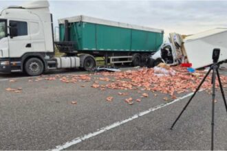 accident grav in judetul bacau o persoana a fost ranita in urma impactului dintre un camion si o autoutilitara 68d4f13c4a713