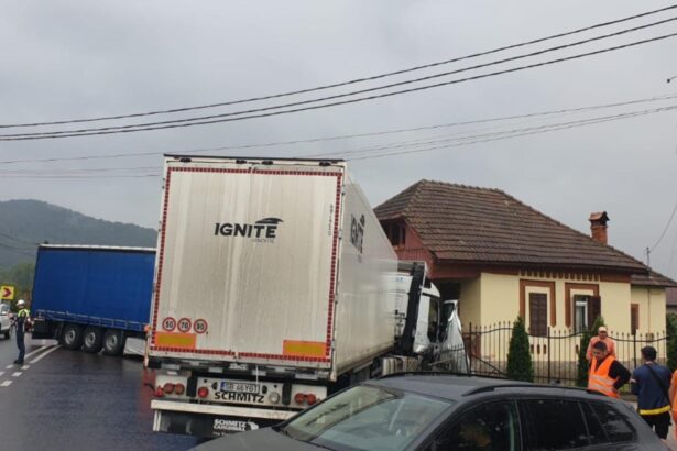 circulatie ingreunata pe valea oltului dupa coliziunea a doua tir uri foto 68c3d08503f1a