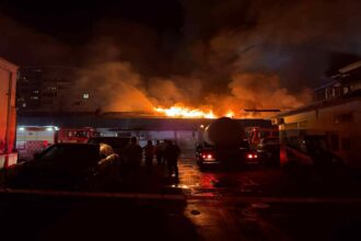 depozit cuprins de incendiu in sectorul 2 al capitalei 7 000 mp afectati interventia pompierilor continua 68d3725aca167