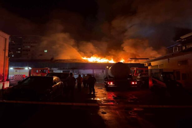 depozit cuprins de incendiu in sectorul 2 al capitalei 7 000 mp afectati interventia pompierilor continua 68d3725aca167