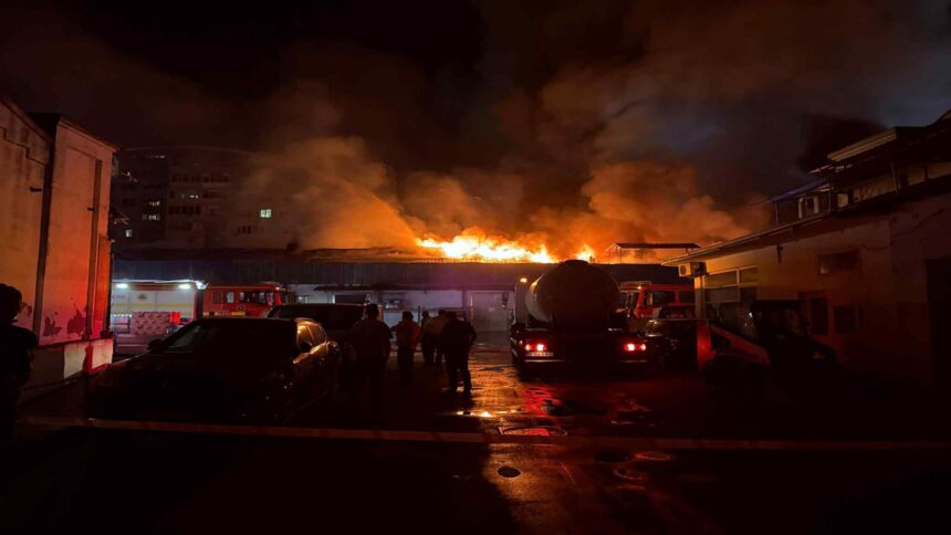 depozit cuprins de incendiu in sectorul 2 al capitalei 7 000 mp afectati interventia pompierilor continua 68d3725aca167