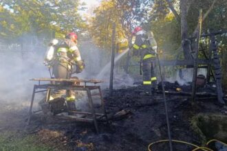 incendiu puternic la o cabana din parang pompierii au mers pe jos pentru ca nu se poate ajunge cu autospecialele 68d18bb85f7b6