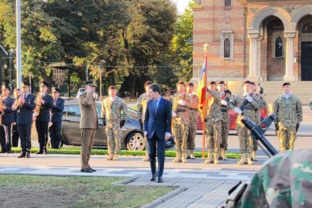 moment stanjenitor pentru presedintele nicusor dan la o ceremonie militara in timisoara seful statului a lasat impresia ca nu stie ce trebuie sa faca video 68db956eb5bb9