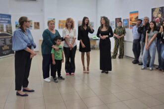 pictoritele roberta stanila si adelina butucea expozitie pe sintezele bibliotecii judetene olt ion minulescu 68cbc2ffb49b6