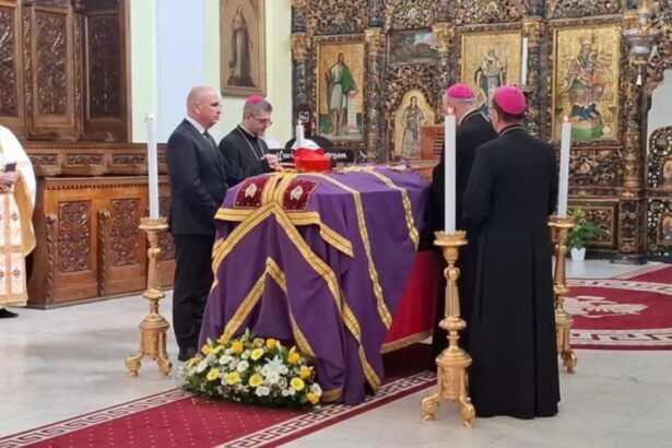 premierul ilie bolojan la blaj pentru a aduce un omagiu cardinalului lucian muresan presedintele nicusor dan va participa doar la funeralii 68d7ea0410230