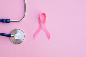 primaria si cladirile emblematice din caracal scaldate in roz pentru solidaritate impotriva cancerului de san 68da514674377 1