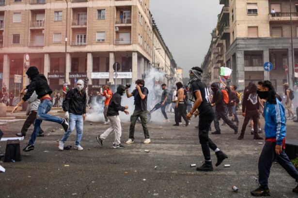 protestatarii pro palestina au devastat orasul modei magazine sparte de multimea furioasa 68d43e5e60aa4