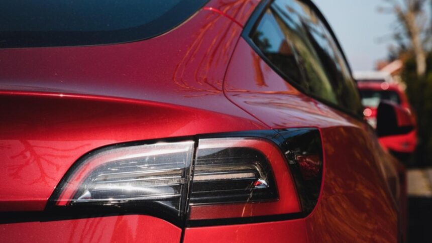 sfarsit cumplit pentru o familie cu doi copii au ars de vii intr o masina tesla in urma unui accident rutier dupa ce usile au ramas blocate 68ccfb92ea891