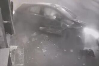 un sofer baut s a lovit de un refugiu de tramvai dupa care s a proptit cu masina intr o casa de pariuri video 68cfc6022b1de