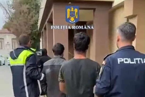 video trei tineri retinuti dupa ce au intrat in curte peste un barbat din tufeni si l au batut 68d4fe97808dd