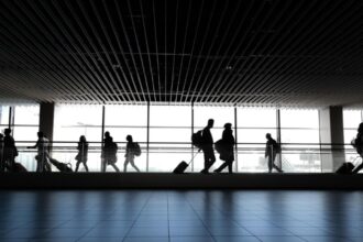 zeci de infractori romani au fost expluzati din anglia si au primit si bani pe card cand au ajuns in tara 68d3d3da09fac