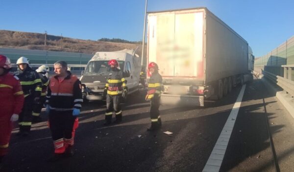 accidentul de pe dex12 la bals soldat cu doua victime a fost provocat de un tanar care a intrat cu tir ul in doua vehicule stationate foto 68f9308ebb35d