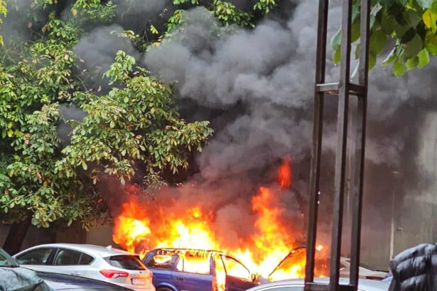 autoturism in flacari in parcarea itm olt 68e612cd7fd3a