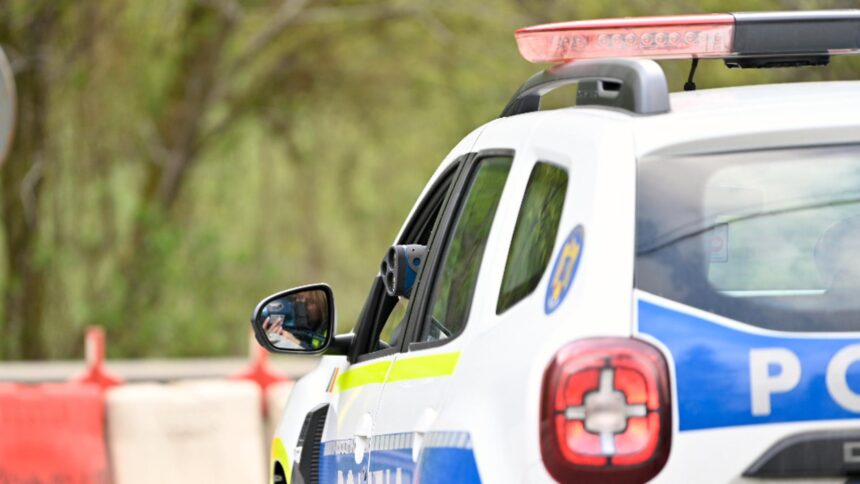 barbat cu afectiuni psihice salvat dupa ce s a baricadat in propria locuinta cu doua cutite si o butelie de gaz au intervenit trupele sas 68de62d4dbff9