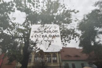 borfasilor dati ba banii inapoi printre mesajele lipite pe casa executata silit a familiei iohannis ce a gasit anaf la intrare 68df9dd647094