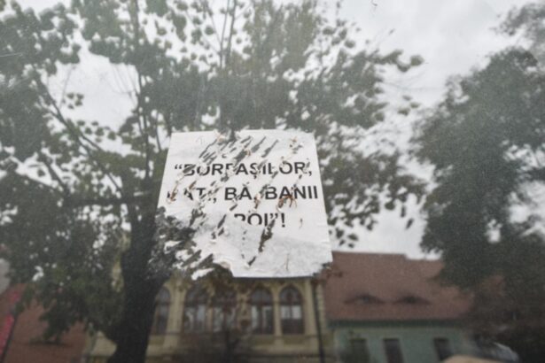 borfasilor dati ba banii inapoi printre mesajele lipite pe casa executata silit a familiei iohannis ce a gasit anaf la intrare 68df9dd647094