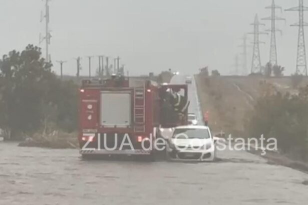 cod rosu de ploi in constanta o masina a fost luata de viitura soferul s a refugait pe capota pentru a fi salvat interventie contracronometru 68e603131c95a