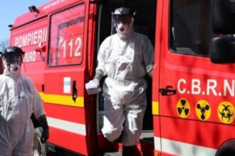 conducta de gaze fisurata de muncitorii care lucreaza la reteaua de apa pe o strada din slatina pompierii si echipele distrigaz sunt la fata locului 6901b85b96f44