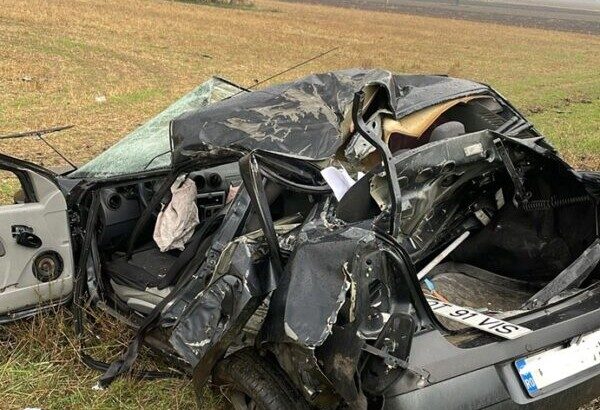 deveselu un sofer a intrat cu masina intr un copac 68fb35598b09f 1