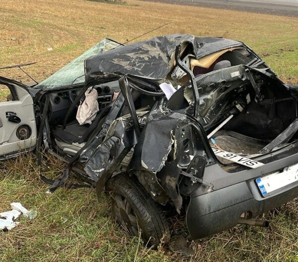 deveselu un sofer a intrat cu masina intr un copac 68fb35598b09f 1