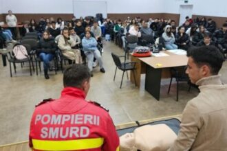 elevii la liceul petre s aurelian din slatina au fost instruiti sa foloseasca un defibrilator montat de isu olt 68e896d86df8c