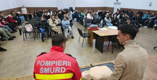 elevii la liceul petre s aurelian din slatina au fost instruiti sa foloseasca un defibrilator montat de isu olt 68e896d86df8c