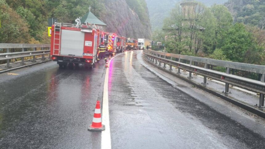 incendiu la chiliile manastirii cozia veche traficul pe dn 7 restrictionat din cauza numarului mare de autospeciale ale pompierilor foto 68df7e70181d7