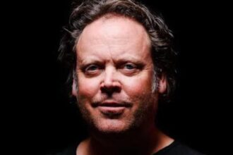 jurnalistul charlie ottley realizatorul documentarelor wild carpathia si flavours of romania se plange de lipsa curentului electric intr o zona montana din tara noastra 68e15b42dc95e