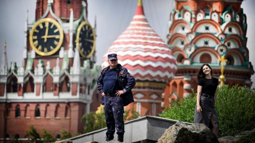 kremlinul strange cureaua rusii vor suporta costul razboiului prin taxe suplimentare uriase 68e3cab31dc65