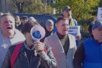 nicusor dan huiduit pentru a doua zi consecutiv romanii se revolta si cer demisia presedintelui video 68fc9d5def386