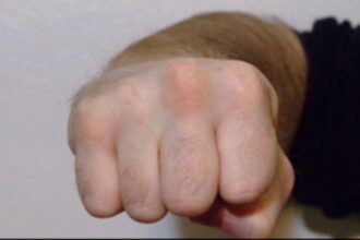 profesor de 72 de ani batut in timpul orei de un elev la targoviste dascalul a ajuns la spital 68e9363291e6e