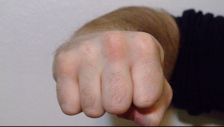 profesor de 72 de ani batut in timpul orei de un elev la targoviste dascalul a ajuns la spital 68e9363291e6e