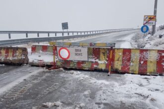 transalpina inchisa intre ranca si obarsia lotrului din cauza vremii nefavorabile judetul gorj sub cod portocaliu de ninsori abundente 68de33a994e33