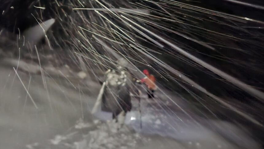 turist din bucuresti ratacit pe munte salvat de salvamontistii din sibiu barbatul era echipat necorespunzator si nu cunostea traseele 68df79714f231