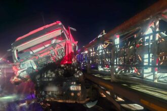 un autocamion a intrat in parapet pe dex 12 in zona negreni 6904ee92bbecc