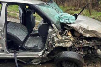 accident in judetul gorj patru persoane au fost ranite dupa ce masina in care se aflau a derapat 692ad43fd8ee2