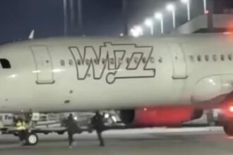 doi pasageri romani au provocat panica pe aeroportul din koln dupa ce au incercat sa opreasca un avion care se pregatea de decolare 6924696f44019