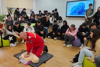 elevi si profesori instruiti in acordarea primului ajutor 691735327e3b9