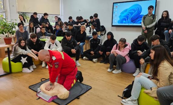 elevi si profesori instruiti in acordarea primului ajutor 691735327e3b9