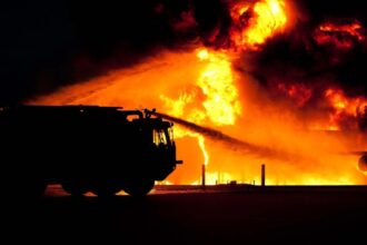 incendiu masiv in judetul iasi arde o hala cu tractoare 69288e0e7d831