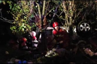 masina cazuta in canalul de deversare de pe strada banului din slatina era condusa de o femeie de 49 de ani din coteana 69159a86d0389