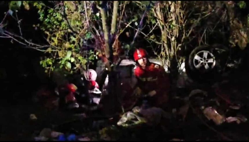 masina cazuta in canalul de deversare de pe strada banului din slatina era condusa de o femeie de 49 de ani din coteana 69159a86d0389