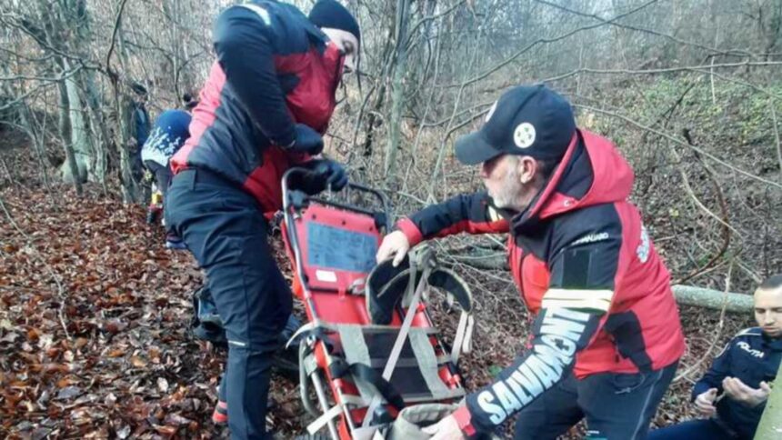 misiune contracornometru in maramures salvamontistii au intervenit pentru recuperarea unui barbat victima a unui accident forestier 69248a347557a