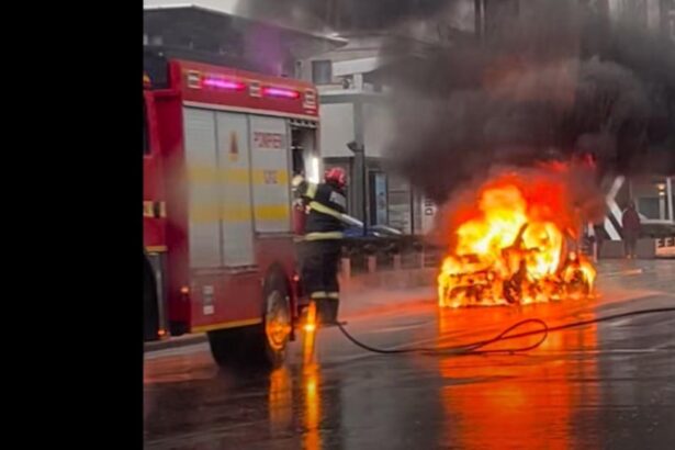 momente de panica in capitala o masina a luat foc in trafic pe unul dintre cele mai aglomerate sosele video 692b048c58b8c