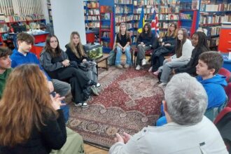 o delegatie de profesori si elevi francezi in vizita la biblioteca judeteana olt ion minulescu 69145397eee36