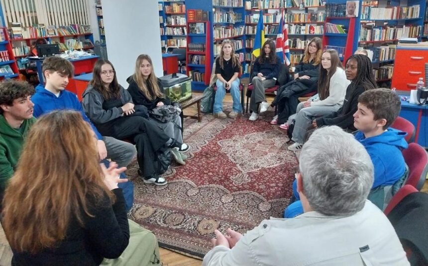 o delegatie de profesori si elevi francezi in vizita la biblioteca judeteana olt ion minulescu 69145397eee36