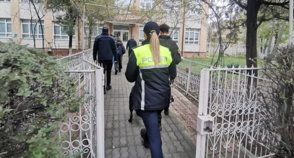 politistii din olt au descins la mai multe unitati de invatamant au dat amenzi unor firme si au verificat peste 100 de persoane si autovehicule 6922d831670c7