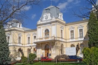 regal cultural la muzeul judetean olt lansare de carte si expozitie de arta plastica 691c2e4cb4350